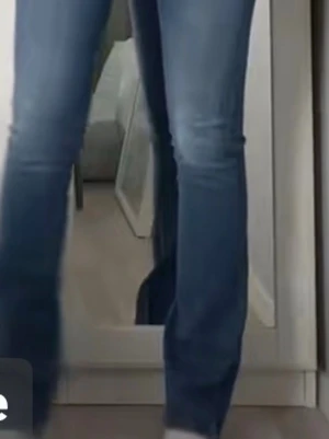 Blå bootcut jeans från LTB - Säljer ett par blå bootcut jeans från LTB med klassisk femficksmodell och snygg tvätt. Jeansen har normal midja och är tillverkade i mjukt denimtyg med lite stretch för extra komfort. Perfekta för en avslappnad och trendig look.