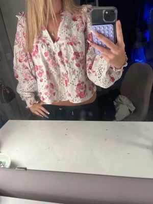 Blus - Använts 1 gång, inget som är trasigt. Storlek- Xs
