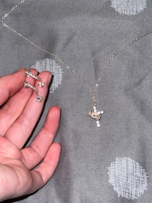 Guldfynd  - Örhängena är äkta silver från guldfynd, halsbandet fick jag som present men den är också i äkta silver. Säljer som ett sett. 