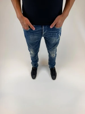 Dondup Jeans George  - Dondup Jeans George  Storlek 34 Ny pris 4000 kr Original slitningar från fabrik 