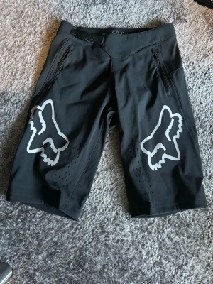 Fox cykel shorts  - Fox cykel shorts som är näst intill nya. Storleken är 28. Ny pris ligger dom på cirka 820kr. 