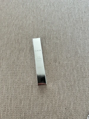 CAIA It's Iconic Concealer 1N - Säljer en CAIA It's Iconic Concealer i nyansen 1N. Kommer i en snygg, silvrig fyrkantig förpackning. Concealern har en ljus, neutral ton och är perfekt för att täcka mörka ringar eller blemmor. Förpackningen är stilren och känns lyxig. Oöppnad och oanvänd