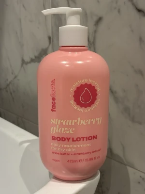 Body lotion (ny!) - Body lotion som luktar jordgubb! Fick i present men har aldrig använt. Den är vegan och cruelty free💖