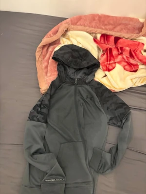 Under armour  - Under armour tröja i väldigt bra skick. 