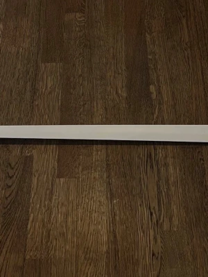 Vitt skohorn i metall - 80 cm - Praktiskt och stilrent vitt skohorn i metall. Den långa modellen gör det enkelt att ta på sig skorna utan att behöva böja sig! Längd: 80 cm. Säljs i bra skick! Kika gärna in på mina andra annonser! Hör av dig vid frågor eller intresse!