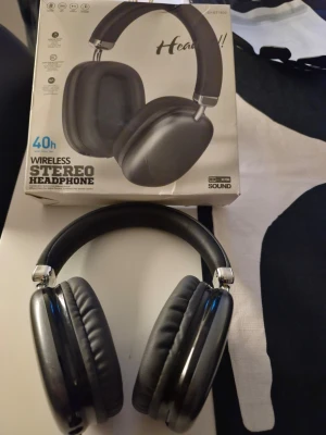 Hörlurar bluetooth  - Hörlurarna har stereo-ljud och upp till 40 timmars batteritid. Finns plats för ett SD kort så man kan spela upp musik direkt från hörlurarna.  