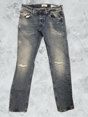 Slitna Replay Jeans - Säljer dessa feta unika replay jeans i storlek 30/30. Har enbart använt dem ett fåtal gånger så de är i väldigt bra skick. Modell Willibi som sitter ”regular slim fit”. Alla slitningar är fabriksgjorda! Hör av er vid frågor
