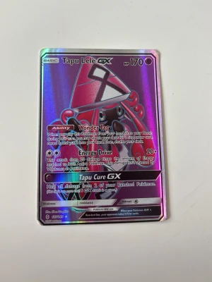 Tapu Lele GX Pokémonkort holo - Säljer ett Tapu Lele GX Pokémonkort med holografisk finish. Kortet har lila och rosa färgtoner och visar Tapu Lele med HP 170. Det är en samlarkort från Pokémon TCG och har attacker som Wonder Tag, Energy Drive och Tapu Cure GX. Bara fråga om de är nått🤩