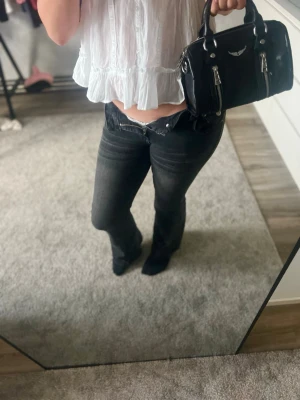 Svarta bootcut jeans med låg midja - Typ helt nya, använt 6-7 gånger, vet ej var ifrån då jag fick dom av mamma för ksk 4 år sedan, använder inte längre så därför jag säljer🌸