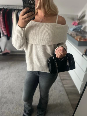 Stickad tröja - Stickad tröja som jag fått från mamma som hon hade under 2000-talet, ett litet hål som är under tyget man viker ner, syns inte tror mamma gjort de för man ska veta vad fram och bak är på den, vet ej vart ifrån den är🌸