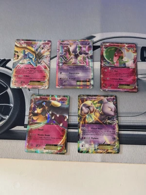 Pokémon EX-kort, 5 stycken - Säljer fem Pokémon EX-kort: Xerneas, Mewtwo (två olika), Gardevoir och Mawile. Skicket på korten är det som syns på bilderna! Skriv vad ni tänker för pris på vardera kort eller samtliga så kan vi komma överens om något bra👍