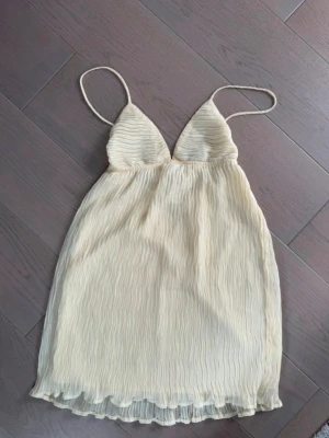 Gul fin klänning - Passar perfekt nu till sommaren och alla tillfällen 💛 Från märket Princess Polly, limited stock och slutsåld i storlek på hemsidan. Helt ny och oanvänd.