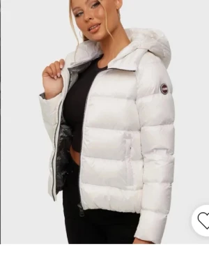 Vit dunjacka med huva från Colmar - Ordinarie pris 4599 kr det är en snygg vit dunjacka från Colmar med puffig design och stor huva. Passar även mig i storlek S. Jackan har en quiltad look, dragkedja framtill och Colmar-logga på ärmen. Perfekt för kalla vinterdagar och riktigt varm.