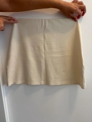 Beige kortkjol i bomull - Enkel och stilren beige kortkjol i mjukt bomullstyg. Perfekt längd och jätte fin beige färg 