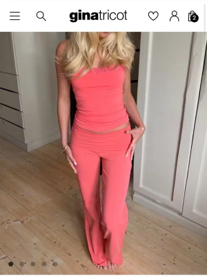 Yoga pants korall - Säljer ett par jätte fina yoga pants och har använts 1-2 gånger de passar någon som är runt 160 cm. Hör gärna av dig vid intresse eller fler frågor!