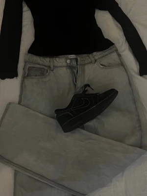 Gina tricot Ljusgrå raka jeans - Säljer ett par fina raka/flare jeans, slutade använda länge sen för jag växte ut ur dem men ändå bra skick och passar storlek XS/S samt M. Pris kan diskuteras