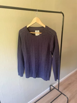 Etirel Stickad Tröja 👕  - Etirel stickad tröja🔥 Mörkblå kabelstickad tröja från Etirel med rund hals. Mjuk och bekväm modell som passar perfekt under årets kallare dagar. I fint begagnat skick. 📏 Storlek: M 📦 Skick: Bra begagnat skick 💬 Hör gärna av dig vid frågor eller om du vill ha fler bilder!