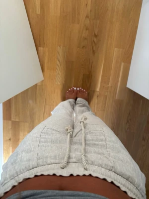 Beiga linnebyxor - Snygga beiga linnebyxor med raka ben och resår i midjan. Byxorna har dragsko och två stora fickor framtill. Perfekta för en avslappnad och trendig stil. Materialet är svalt och luftigt linne. - Strl är M men passar mig bra som vanligtvis är en S.