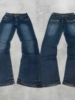 Flare jeans - 2000s stil jeans köpt secondhand.                              Märke: avant garde           Midja: 35cm.        Längd: 100,5 cm.        Benöppning: 22cm