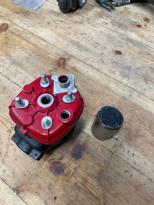 75cc mvt derbi db50b0 - Säljer 75cc mvt cylinder och kolv allt är komplett förutom cylinder packning. Den är ej ny men i bra skick och har lite rispor men inget farligt har kvitto och så. Passar derbi db50b0 
