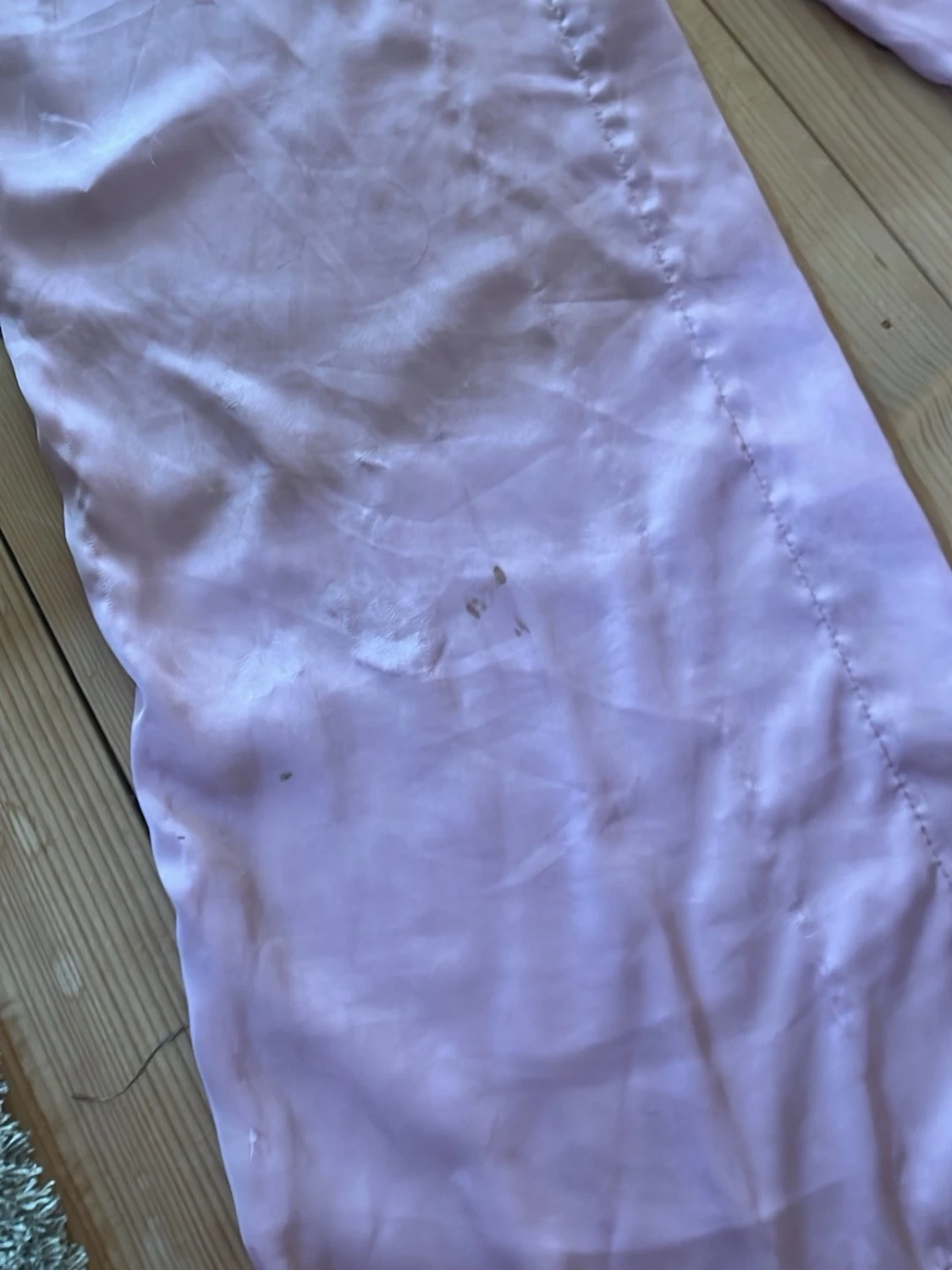 Ljuslila satinpyjamas med spets - 4