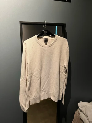 Tröja från HM - Säljer nu min tröja, ganska lätt material, sitter som S - M.
