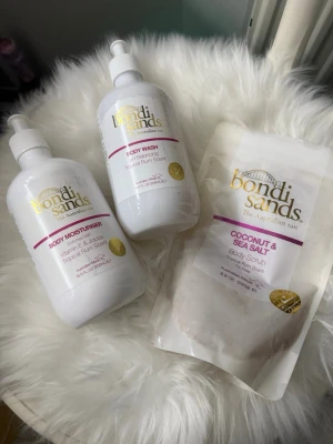 bondi Sands Tropical Rum kit🥥🍹 - Allt är nytt och oöppnat💞🌸 Body wash 500ml Body Moisturizer 500ml Body Scrub 250ml  Nypris 657kr💫  Ph-balanserad och skonsam mot brun utan sol Vegansk samt fri från sulfater🌱