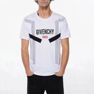 Givenchy T-Shirt Vit Herr XS - Högkvalitativ replika  Storlek: XS Pris: 449kr Leverans: Skickas inom 24 timmar Lager: Begränsat antal