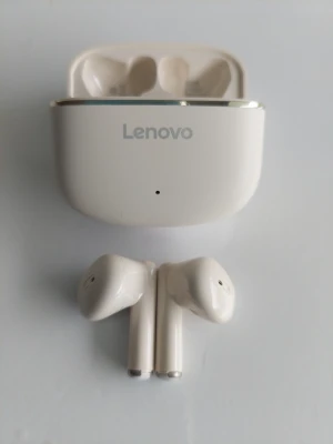 Lenovo vita trådlösa in-ear hörlurar - Snygga vita trådlösa in-ear hörlurar från Lenovo med laddningsetui. Hörlurarna har stilren design med rundade former och silverdetalj på etuiet. Perfekta för musik, poddar och samtal. Smidig touchkontroll och enkel laddning via etuiet.