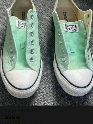 Mintgröna Converse All Star låga - Säljer ett par mintgröna Converse All Star sneakers i klassisk låg modell. Skorna har vit tåhätta i gummi, vita sulor med svart rand och är tillverkade i canvas. Perfekta för dig som vill ha en fräsch och stilren look till vardags.