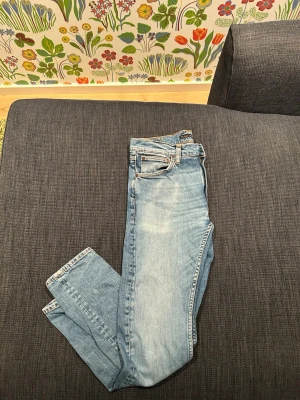 Nudie Lean Dean - Säljer ett par ljusblå nudie jeans, model Lean Dean. Dom sitter skönt  och har fått lite snygga fades. Köptes på nk och kvitto finns kvar. Nypris 1600. Stl w29, l30