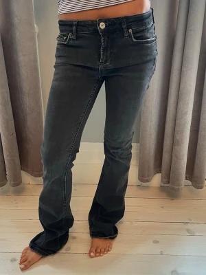 Bootcut jeans - Supersnygga midwaist bootcut jeans från zara! Väldigt stretchiga så passar både 32/34! Jag är 160 så de är lite långa för Miguel 