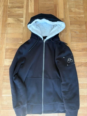 Moose knuckles jacka L/XL  - Säljer svart moose knuckles jacka i storlek XL, men passar L jag har storlek L på allt och så sitter den på mig så den i ganska liten i storleken, den är i väldigt fint skick! hör gärna av dig vid frågor, priset kan diskuteras.