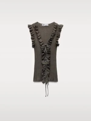 oliv grön ribbad topp med volang från Zara - Supersnygg stretchig oliv grön ribbad topp Zara i strl M men passar mig som vanligtvis brukar ha S. Säljs då den inte kommer till andvändning men sitter jättefint på. OBS!! den 31/7 reser jag bort och kommer hem den 9/8. Så om man är intresserad så passa på gärna innan den 31/7❤️