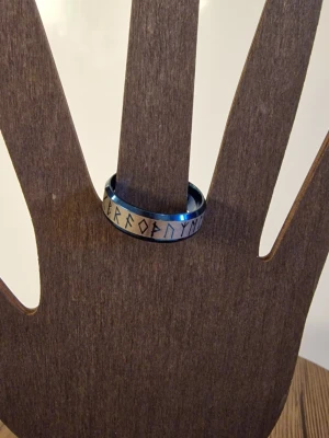 Ring viking silverfärg - Ring viking. Titanium/304L. Rostfritt stål. Lasergraverbara. Hypoallergena. Diameter 21,30 mm. Storlek 12.
