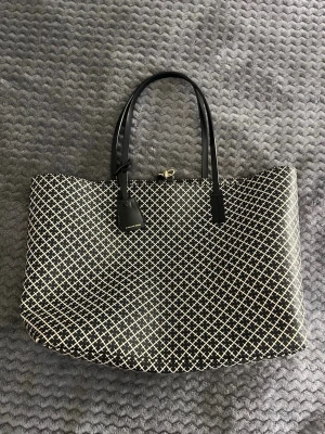 By Malene Birger väska - Svart/vit Marlene Birger väska i nyskick. Inga defekter på varken väskan eller remmarna. Använd ca 3 gånger och därför nyskick, skriv för frågor m.m❣️mått, höjd:28cm, bredd: 14cm, längd: 37cm