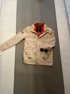 Morris field jacket - Snygg beige parkajacka med Perfekt för dig som vill ha en stilren och funktionell jacka till vardags. (HÖR AV DIG VID MINSTA FRÅGA 🤩🤩) -100% äkta-