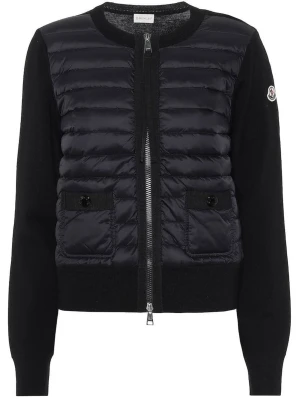 Svart Moncler cardigan  - Hej! Jag tänkte kolla intresset på min svarta moncler cardigan då jag sparar pengar till en resa. Den är använd men i väldigt bra skick förutom att ena lappen är lös. Skriv om du vill ha fler bilder eller har andra frågor.❤️ 