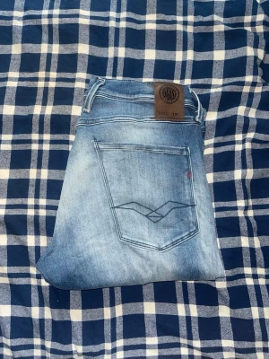 Replay Anbass jeans  - Replay Anbass hyperflex jeans. JAG SKICKAR EJ FLER BILDER NÄR JAG BÄR JEANSEN! för bättre inblick i passformen rekommenderar jag att googla på modellnamnet. För storleksguide kolla måtten noggrant då jeansen alltid kan vara uppsydda heller krympta och jag ej tar emot returer :) s6,2