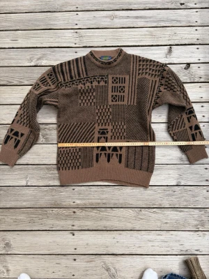 Stickad vintage  - Stickad vintage tröja från Frankrike Se bild för mått   Bara att fråga om du har några andra funderingar😊