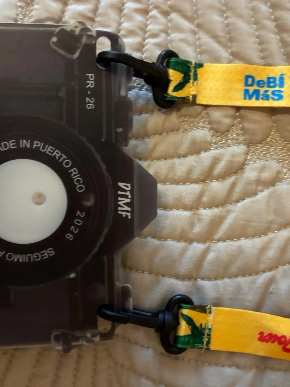 Kameraformad accessoar med gul rem från Artisten Bad Bunny - 2