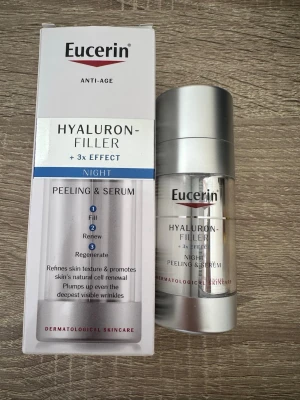 Eucerin Hyaluron-Filler Night Serum - helt oanvänd - Eucerin Hyaluron-Filler + 3x Effect Night Peeling & Serum är en nattprodukt som kombinerar peeling och serum för att förnya hudens struktur och fylla ut rynkor. Kommer i en silverfärgad pumpflaska och är dermatologiskt testad.