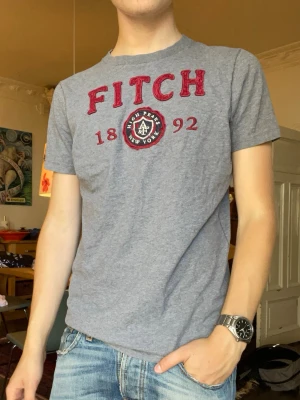Vintage Abercrombie&fitch T-shirt  - A& F T-shirt. Inga defekter. Modellen är 180cm 65kg och bär storlek m.  Fråga gärna frågor! (Kan gå ner mer i pris vid köp av bundles🤩)