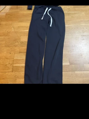 Mörkblåa Russemerch mjukis byxor  - Russemerch märke på byxorna. Säljer även dens tröja med samma färg 