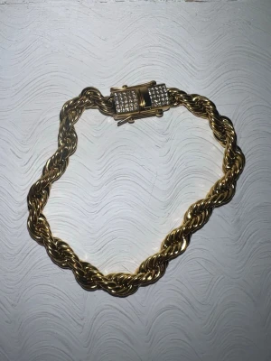 Cordell armband med kistlås  - Säljer mitt cordell armband som är helt nytt. Den är 6mm tjock och ca 18cm lång, guldplaterad. Den har även ett kistlås vilket ger den en extra touchad lyx. Vid fler frågor ställ gärna 