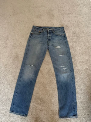 Vintage Levi’s 501 jeans - Tja, jag sälger ett par vintage Levi’s 501 jeans med slitningar och lagningar! Storlek W34 L34, bra skick men defekter förekommer men det skapar karaktär på ett par sådana här jeans