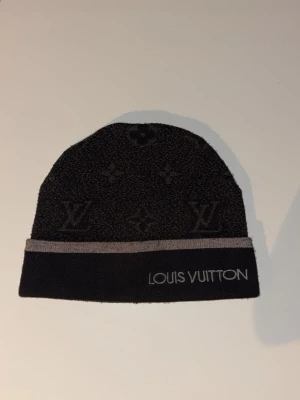 Svart mössa  - Snygg svart mössa. Perfekt accessoar för dig som vill ha en exklusiv och stilren look.