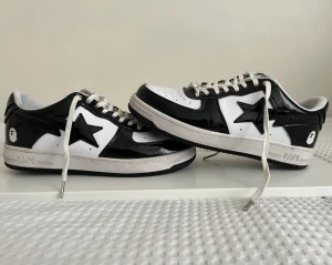 Nike airforce 1 bape - Säljer ett par nike airforce 1 bape skor. Använd 5 gånger. Super fin skick. Orginal låda kommer tyvärr inte med skon. Snabb svar och pris går alltid att diskutera.