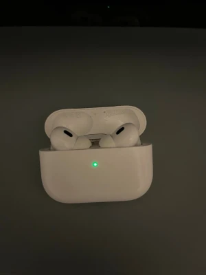 AirPods gen 3 - Använt ungefär 3 gånger, första gången jag snvönt AirPods och har köp over Head isötllet och därför säljer jag dessa. Box med kvitto finns