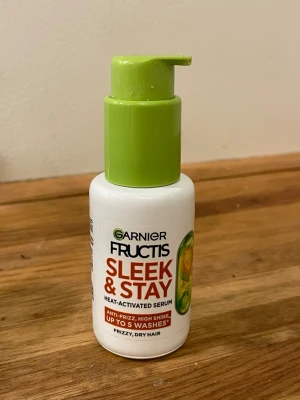 Garnier hårolja - Jättebra mot frizz när man har nyduschat hår och ska hårföna det! Testad typ två gånger men använder nu en annan. Den har värmeskydd i sig
